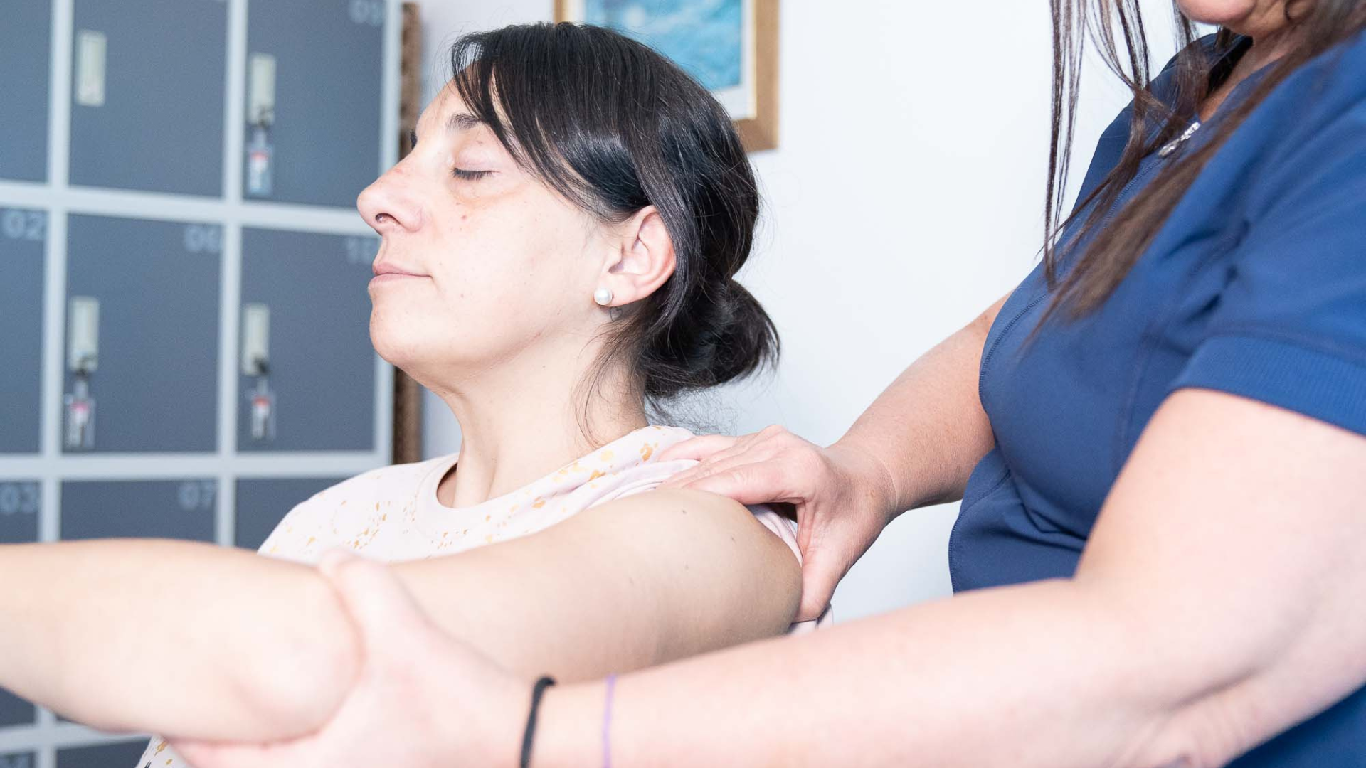doctora revisando el hombro del paciente